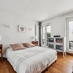 2 Bedrooms Near Galeries Lafayette