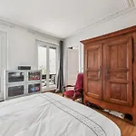 2 Bedrooms Near Galeries Lafayette